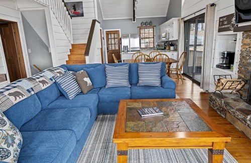 Big Canoe Cabin | Beautiful Views, Arcade, Shuffleboard, Pinball, 4BR 3BA - 3 King Beds