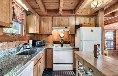 Gatlinburg - Pigeon Forge Cabin | Beautiful Views~GSMNP~ Hot Tub-10 min to Parkway ~Private!