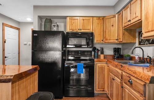 Notch Estates Condo | Beautiful Views! King Bed, 1 Mile to Silver Dollar City, 2 Pools! | 2-8