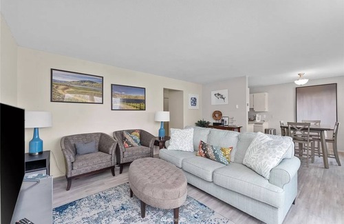 Chelan Condo | Beautiful views of Lake Chelan, scenic getaway close to downtown and Slidewaters