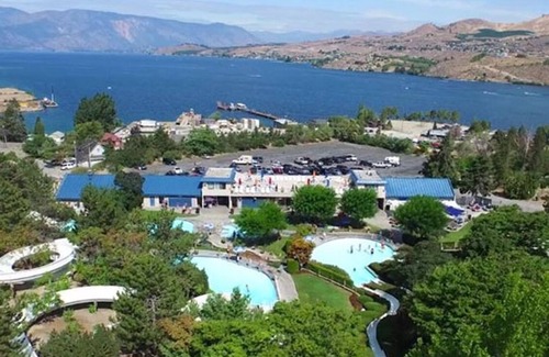Chelan Condo | Beautiful views of Lake Chelan, scenic getaway close to downtown and Slidewaters