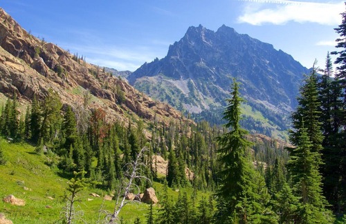 Chelan Condo | Beautiful views of Lake Chelan, scenic getaway close to downtown and Slidewaters