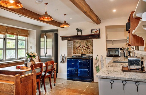 Monmouth House | Beautiful villa for 8 people with hot tub, WIFI, terrace, pets allowed and parking