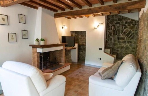 Pescia Villa | Beautiful villa for 6 guests with A/C, WIFI, hot tub, TV, balcony and panoramic view