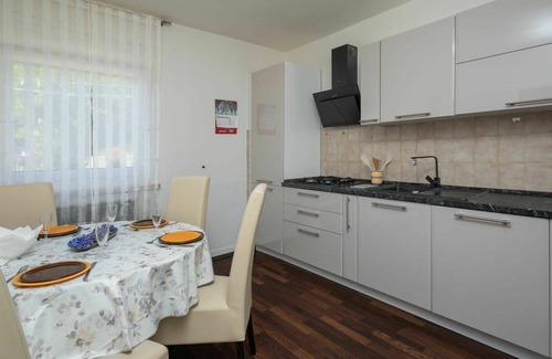 Marceljani House | Beautiful villa for 12 guests with WIFI, A/C, private pool, TV and terrace