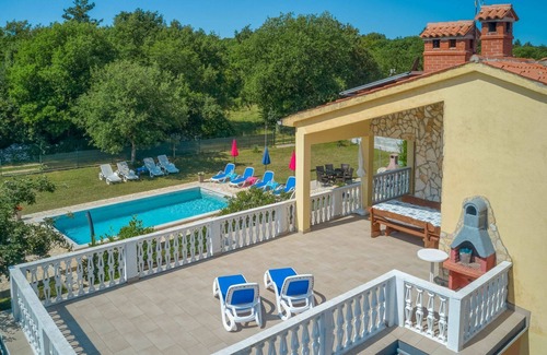 Marceljani House | Beautiful villa for 12 guests with WIFI, A/C, private pool, TV and terrace