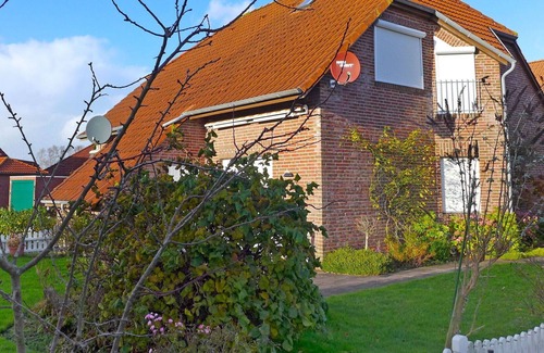 Norddeich House | Beautiful villa for 4 people with WIFI, TV, terrace and parking