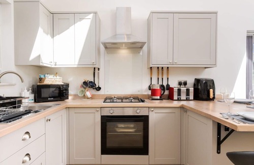 Newbridge House | Beautiful villa for 4 people with WIFI, terrace, pets allowed and parking