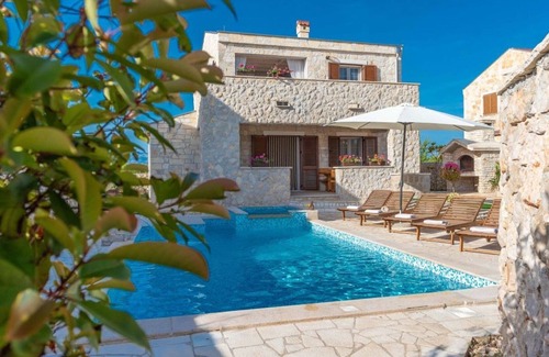 Privlaka Cabin | Beautiful Villa in Privlaka with a heated swimming pool, jacuzzi and sauna