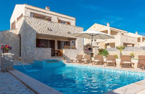 Privlaka Cabin | Beautiful Villa in Privlaka with a heated swimming pool, jacuzzi and sauna