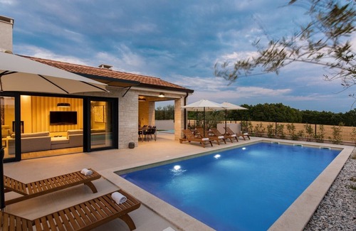 Kadumi Villa | Beautiful Villa Ursaria with pool, jacuzzi and sauna