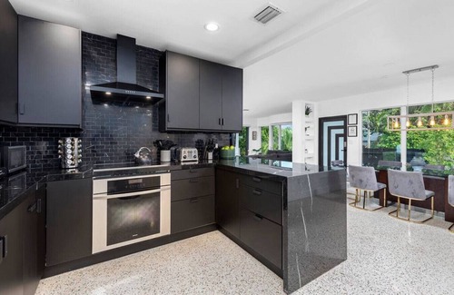 Northeast Miami House | Beautiful Villa with heated pool, Fits 14 !