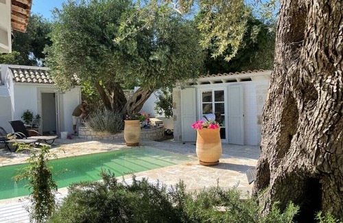 Mpogdanatika Villa | Beautiful villa with natural pool near the sea