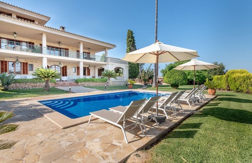 Costitx Villa | Beautiful Villa with Pool, Wi-Fi, Garden and Terrace; Parking Available