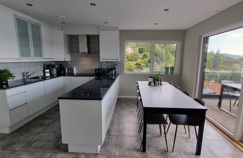 Søndre Fyllingen Villa | Beautiful villa with sea view, Jacuzzi and only 10 min from Bergen center
