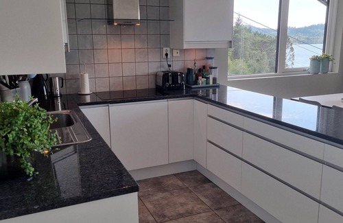 Søndre Fyllingen Villa | Beautiful villa with sea view, Jacuzzi and only 10 min from Bergen center