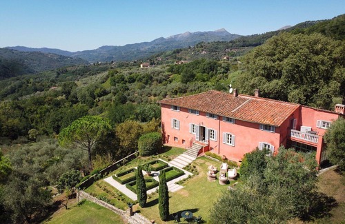 Lucca Villa | Beautiful villa with WIFI, private pool, A/C, TV, terrace and panoramic view, close to Lucca