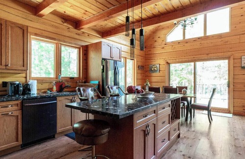 Gravenhurst Ski Chalet | Beautiful waterfront log home