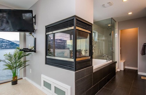 Vernon House | Beautiful Waterfront Executive House