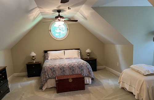 Dadeville House | Beautiful waterfront home with room for 15