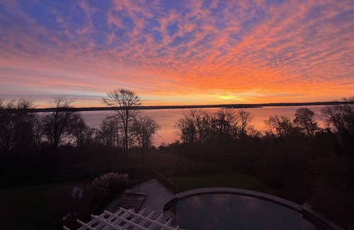 Portsmouth House | Beautiful waterfront property with pool