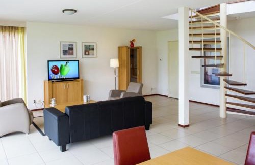 Heel House | Beautiful wellness house with a solarium, in a water area