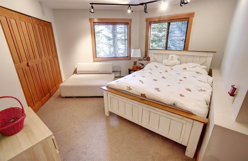 Emerald Estates House | Beautiful Whistler lakefront home