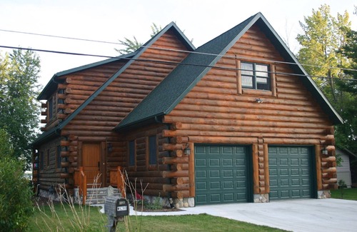 Shawano House | Beautiful Wisconsin Lake-front Log Home (sleeps 6-8)
