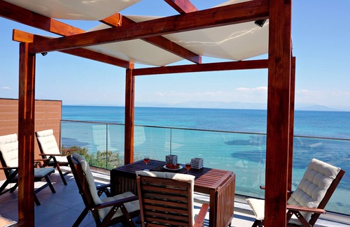 Messonghi Apartment | Beautifully Designed Modern Penthouse Apartment Right At The Waterfront.