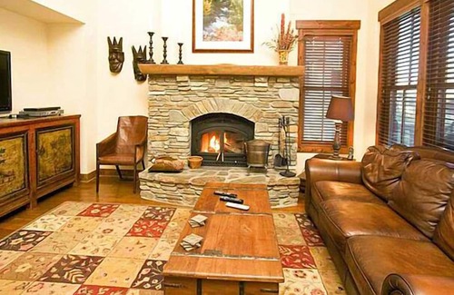 Mammoth Lakes House | Beautifully Designed XXL Luxury Townhome with View of Stream