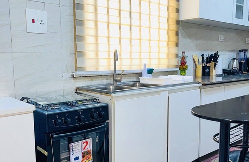 Surulere House | Beautifully Furnished 3-bedroom bungalow with AC, WiFi in the heart of Lagos