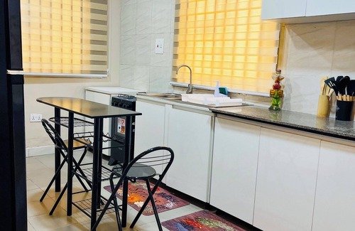 Surulere House | Beautifully Furnished 3-bedroom bungalow with AC, WiFi in the heart of Lagos