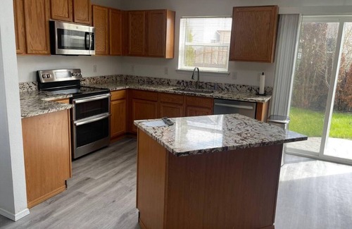 Orting House | Beautifully furnished home w/river a minute away. Charming house in Orting.
