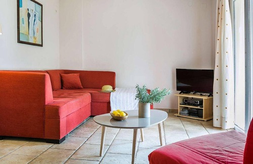 Mikros Gialos House | Beautifully located within stunning mature gardens and just a five minute walk from the beach, this