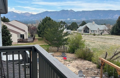 Gleneagle House | Beautifully renovated 4 bedroom house 2 minutes from AFA North Gate