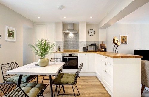 Wivenhoe Cottage | Beautifully refurbished cottage in Lower Wivenhoe with games room, pet friendly!
