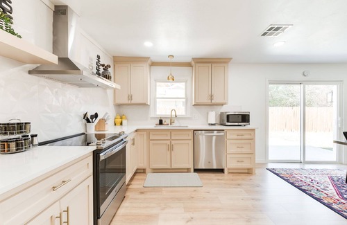 Springdale House | Beautifully Remodeled-Newly Furnished-Cozy, Colorful & Eclectic Home in N OKC!