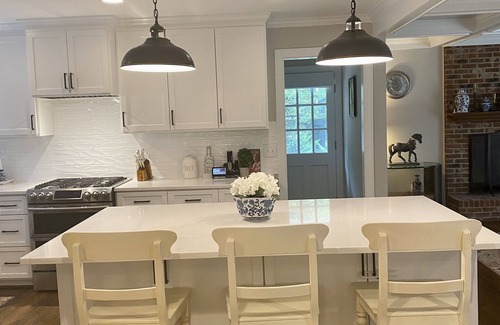 Raleigh House | Beautifully remodeled 3BR Home in Raleigh's North Hills Dining &Shopping area