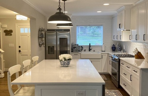 Raleigh House | Beautifully remodeled 3BR Home in Raleigh's North Hills Dining &Shopping area
