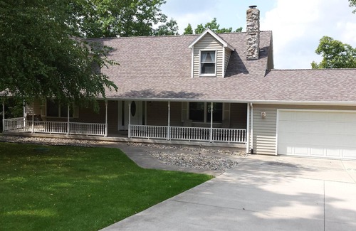 Frontier House | Beautifully Remodeled Lake Front House W/ Beach, Paddle Boat & Kayak. Sleeps 18+