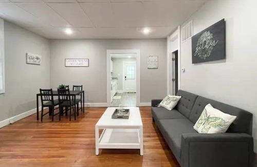 Franklin House | Beautifully Remodeled 2bd/2ba, Sleeps 7!