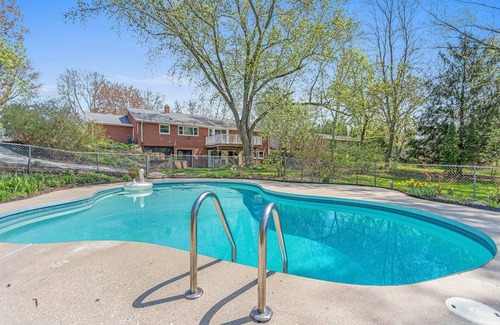 Ashwaubenon House | Beautifully remodeled 4 BR home w/in-ground pool