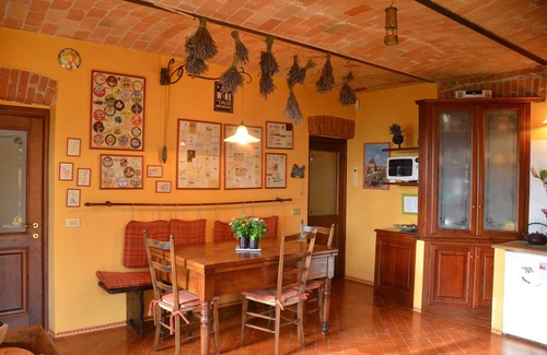 Montabone House | Beautifully renovated farmhouse with large pool - home cinema - pizza oven