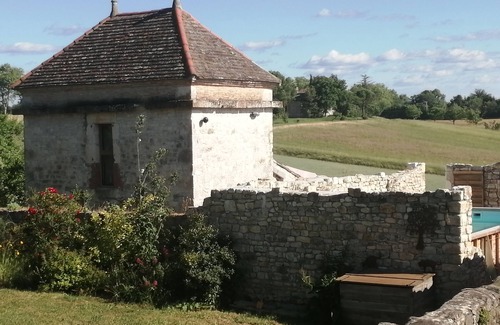 Puylaroque House | Beautifully restored farmhouse with spacious rooms and exceptional views.