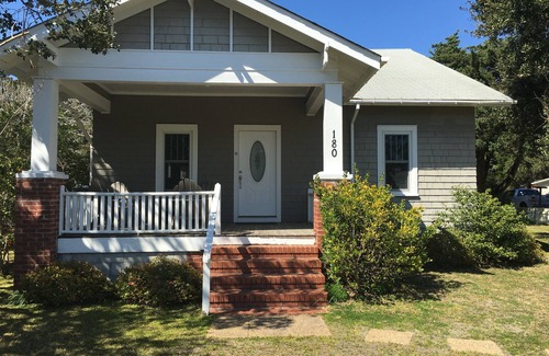 Ocracoke House | Beautifully Restored Island Home Nestled Among Live Oaks
