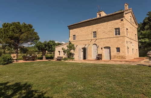 Mogliano House | Beautifully restored farmhouse with saltwater pool & stunning views
