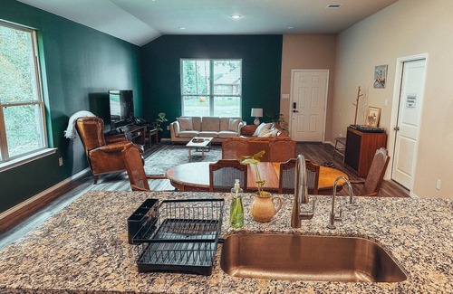Magnolia House | Beautifully Spacious Home
