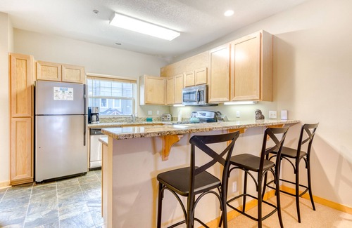 Government Camp House | Beautifully updated Mt. Hood condo with pool/hot tub & easy access to skiing