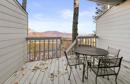 Wintergreen Apartment | Beautifully updated Timbers studio room with slope views!