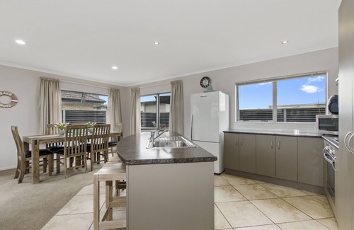 Ruakaka Cottage | Beauty on Bream Bay - Ruakaka Holiday Home